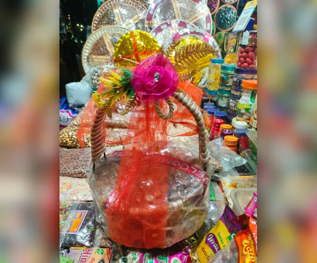 दुकान पर तैयार करके रखी मेवा हैंपर।जागरण